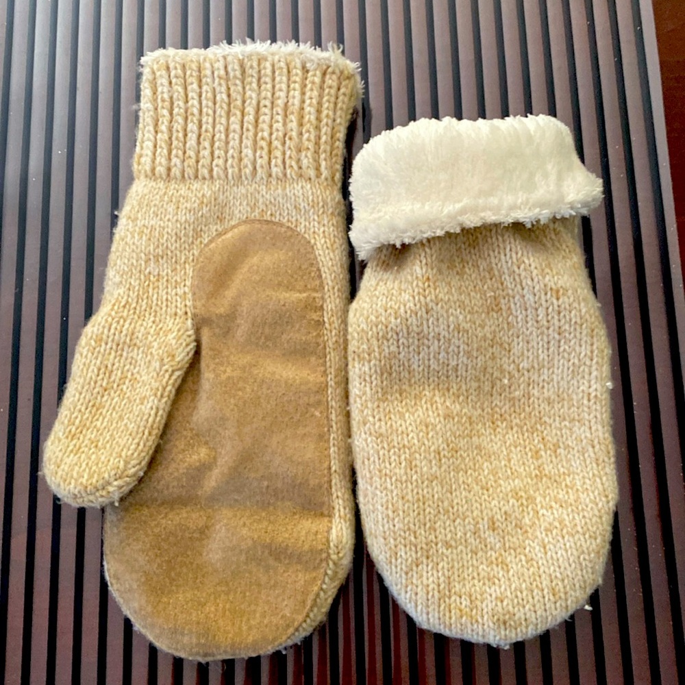 Women’s Isotoners Polyester/Spandex Mittens. Size M.